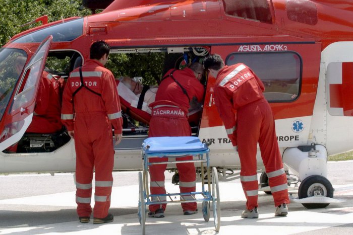 Ilustračný obrázok k článku Auto na streche, muža (76) po nehode transportoval vrtuľník: Je za tým infarkt?