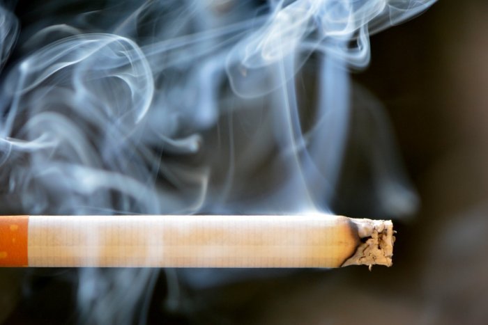 Ilustračný obrázok k článku Akcia Kľak: Nelegálny predaj cigariet v Prievidzi, obvinený muž je vo väzbe