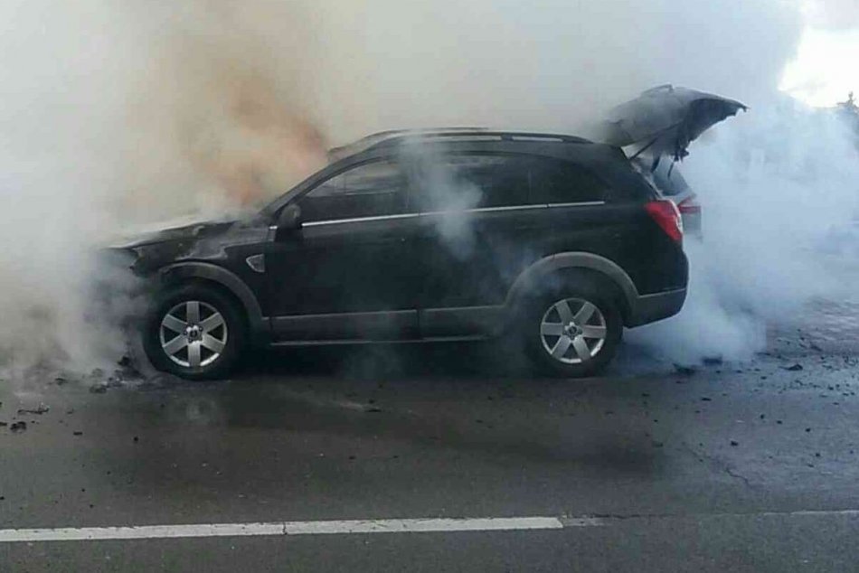 Ilustračný obrázok k článku V Prievidzi horelo auto: Vodičov neúspešný boj s hasiacim prístrojom, FOTO
