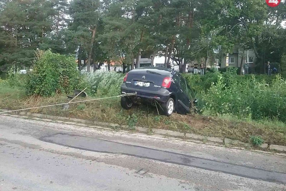 FOTO: Na Nábreží Jána Kalinčiaka v Prievidzi skončilo auto v Handlovke