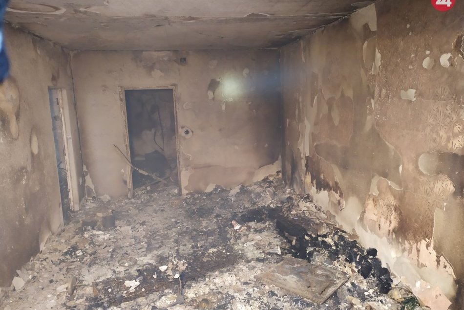 V OBRAZOCH: Desivé zábery zvnútra zhorenej bytovky v Prešove
