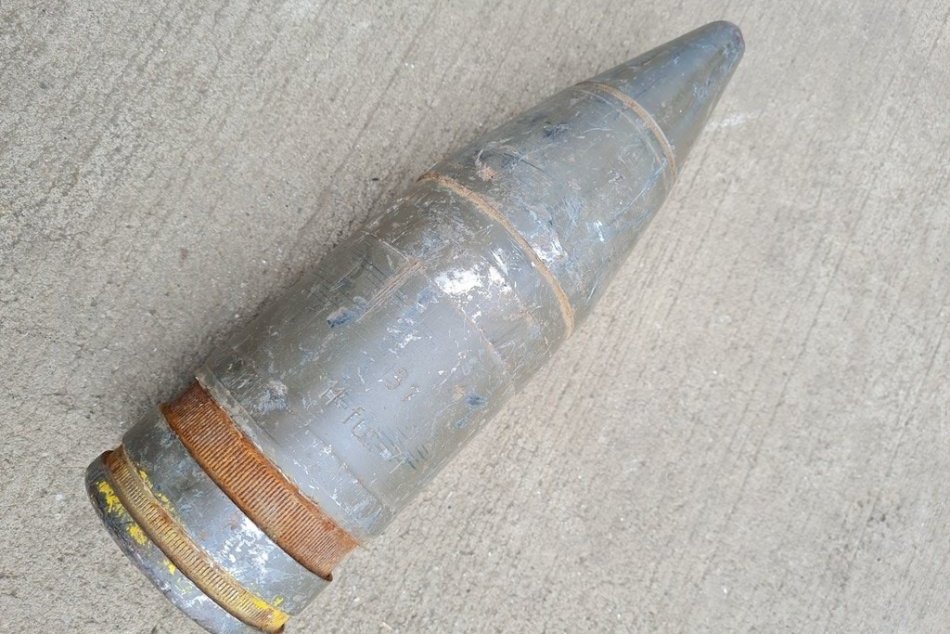 FOTO: V zberných surovinách v Prievidzi našiel zamestnanec muníciu