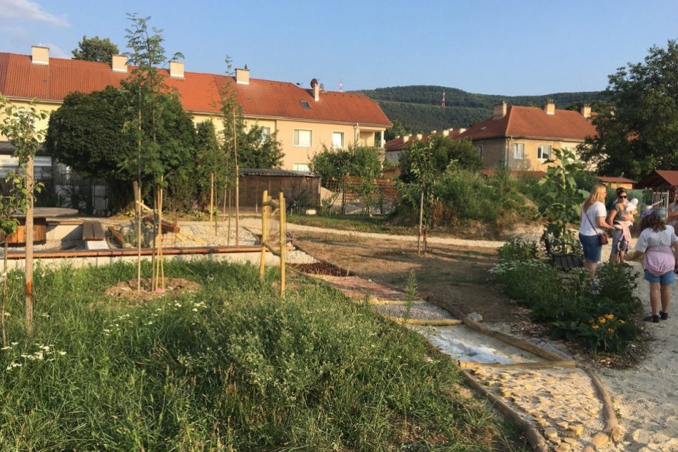 OBRAZOM: Baťovianska záhrada v Partizánskom už slúži verejnosti